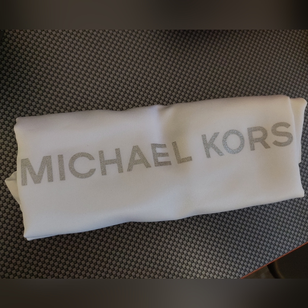 Michael Kors Warren Me Crimson Messenger - Picture 6 of 6